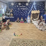 dzieci w przebraniach oczekują na występ.jpg