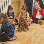 dziewczynka gra kolędę na dzwonkach diatonicznych.jpg