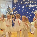 dziewczynki w strojach aniołków tańczą przy piosence.jpg