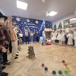 dzieci w strojach śpiewają kolędę.jpg
