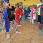 dzieci w przebraniach naśladują ruchy robota.jpg