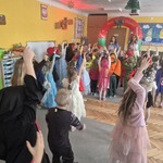 dzieci podnoszą ręcę w górę i naśladują słowa prowadzących bal.jpg