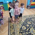 chłopcy stoją w obręczy gimnastycznej.jpg