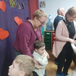 chłopiec przytula się do babci.jpg