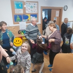 uśmiechnięte dzieci bawią się z dziadkami przy muzyce.jpg
