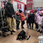 dzieci poznają budynek jednostki straży pożarnej.jpg