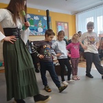 dzieci tańczą irlandzki taniec.jpg