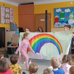 dzieci biegają dookoła baneru z tęczą.jpg