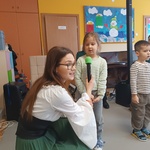 dziewczynka odpowiada na pytanie.jpg