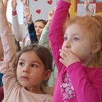 dzieci zgłaszają chęć udziału w zabawie z muzykami.jpg