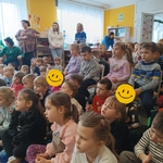 dzieci oglądają bajkę muzyczną.jpg