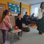 dziewczynki naśladują pranie skarpetek.jpg