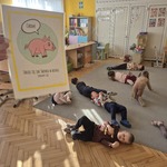 dzieci naśladują ruchy świnki.jpg