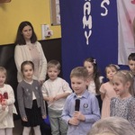 dzieci recytują wierszyki gościom.jpg