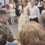 dzieci recytują wiersze o babci  i dziadku.jpg