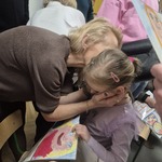 babcia czule całuje swoją wnuczkę.jpg