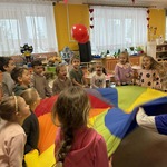 dzieci bawią się chustą animacyjną