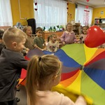 dzieci podrzucają balona z wykorzystaniem chusty animacyjnej