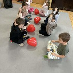 zabawa dzieci z balonami kształcąca refleks oraz orientację w schemacie ciała