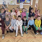 zabawa dzieci w królewny i rycerzy