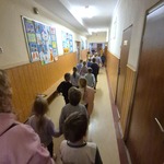 dzieci oglądają szkolne korytarze.jpg