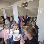 dzieci oglądają szatnie.jpg