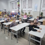 dzieci w szkolnych ławkach.jpg