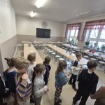 wizyta dzieci w szkolnej stołówce.jpg