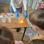 dzieci oglądają powstałą reakcję chemiczną.jpg