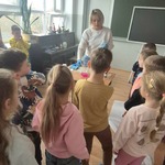 dzieci oglądają powstałą mieszaninę.jpg