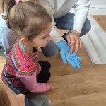 dzieci oglądają składniki chemiczne.jpg