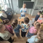 dzieci z nauczycielka przygotowują doświadczenie chemiczne.jpg
