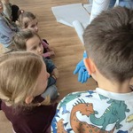 nauczycielka pokazuje jeden z podstawowych metali.jpg