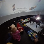 dzieci z grupy Jeżyki oglądają film o dinozaurach.jpg