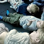 chłopcy z grupy Żabki oglądają film edukacyjny.jpeg