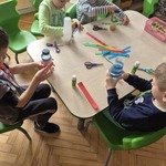 dzieci wykonują grzechotkę z plastikowej butelki.jpg