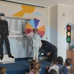 dzieci w sali edukacyjnej.jpg