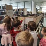 dzieci oglądają regały z książkami.jpg