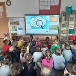 dzieci oglądają film edukacyjny o dzieciach z Zespołem Downa.jpg