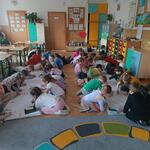 dzieci w dwóch grupach wykonują wspólną pracę.jpg