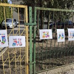 ogrodzenie przedszkola udekorowane pracami dzieci.jpg