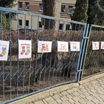 prace wywieszone na ogrodzeniu.jpg