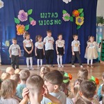 dzieci prezentują miesiące.jpg