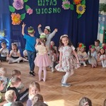 dzieci ilustrują ruchem swoje role.jpg