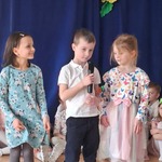 dzieci recytują wiersze o wiośnie.jpg