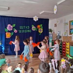 dziewczynki tańczą z pomponami.jpg