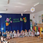 dzieci w opaskach na głowie kwiatów i zwiastunów wiosny.jpg