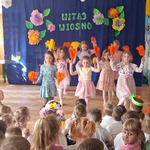 dziewczynki z pomponami tańczą walczyka.jpg