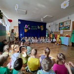 społeczność przedszkolna na przedstawieniu o wiośnie.jpg