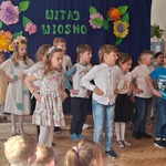taniec ludowy w wykonaniu dzieci.jpg